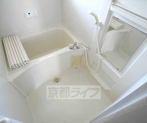 バス・シャワールーム　鏡付きで便利です