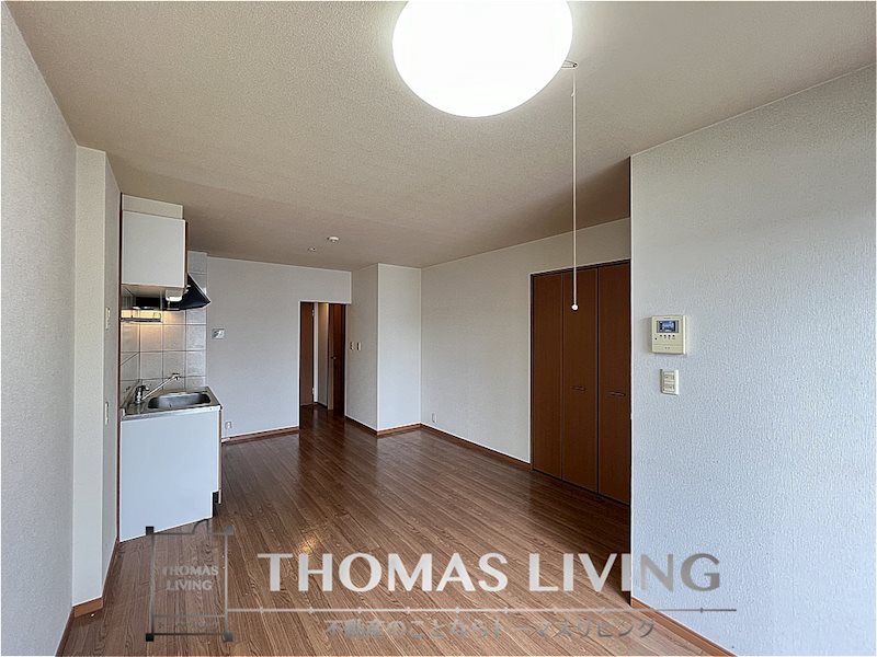 居室・リビング　白基調の明るい室内です。