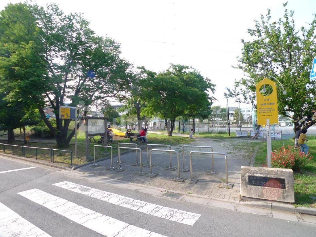 公園　足立富士見公園（公園）まで690m