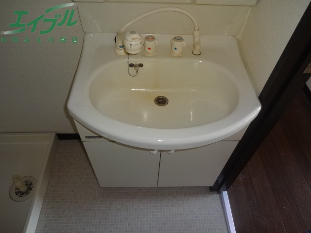 洗面設備　同型参考写真