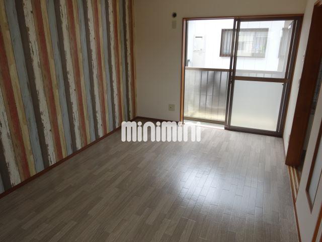 居室・リビング　おしゃれな壁紙の洋室です