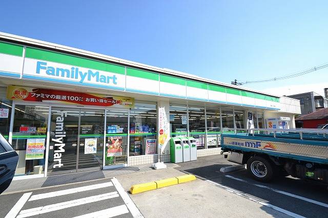 コンビニ　ファミリーマート西原八丁目店（コンビニ）まで233m