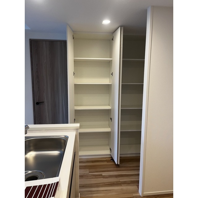 収納　キッチン横（収納パントリー）