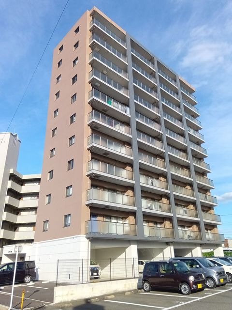 建物外観　閑静な住宅街に位置する川沿いの物件