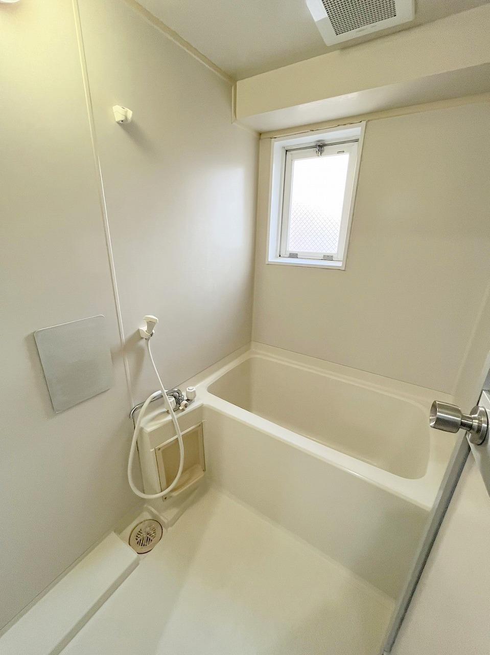 バス・シャワールーム　バスルーム　窓があり換気もできます