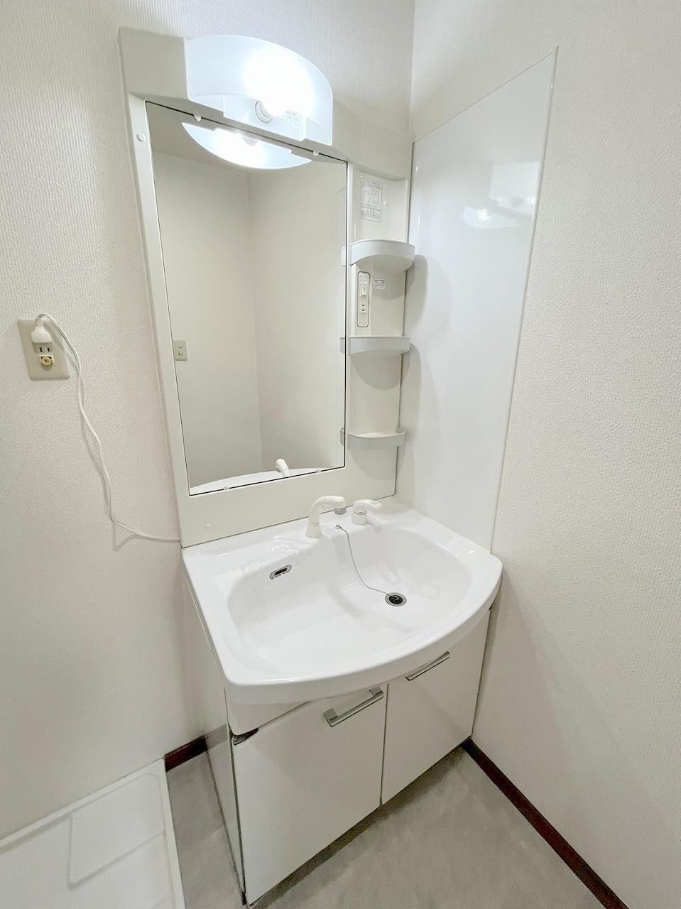 洗面設備　シャワーヘッド付き独立洗面台