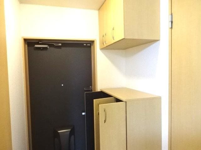 玄関　※別号室の写真です。