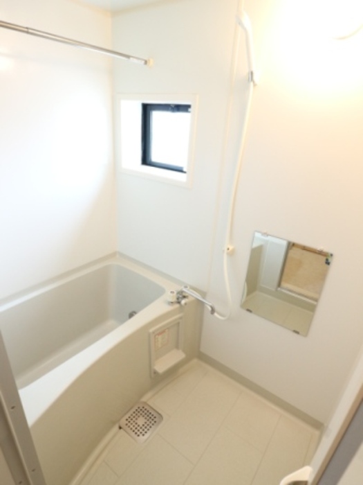 バス・シャワールーム　コンパクトで使いやすいお風呂です