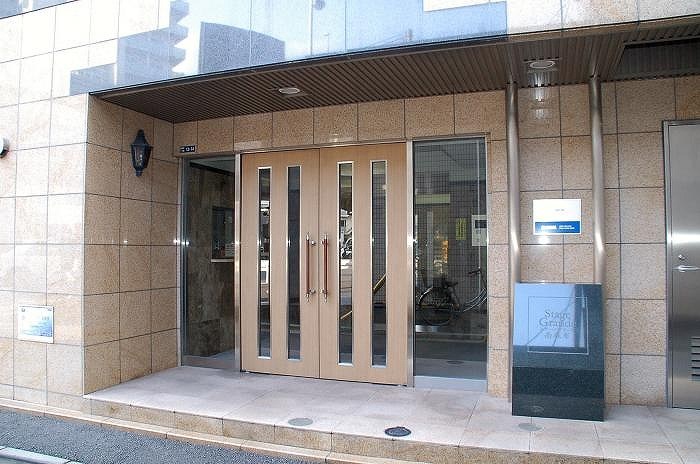 エントランス　落ち着いたエントランスです