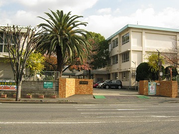 中学校　北九州市立沖田中学校（中学校）まで702m