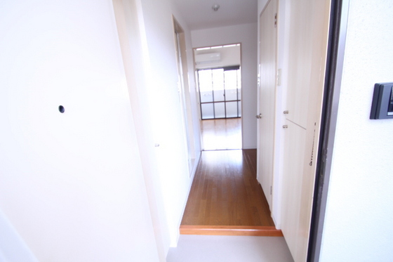 玄関　※別号室の写真です