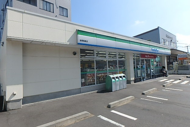 コンビニ　ファミリーマート　横須賀森崎店（コンビニ）まで400m
