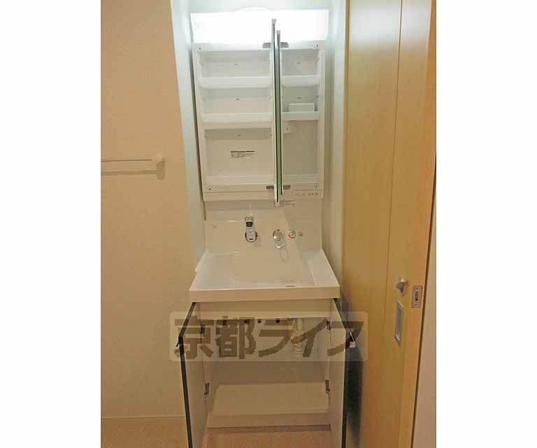 洗面設備　下段収納有りの明るい洗面所です！