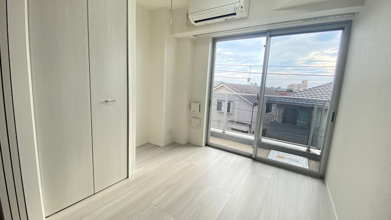 その他部屋・スペース　開放的な寝室です