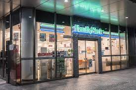 コンビニ　ファミリーマート 恵比寿南三丁目店（コンビニ）まで318m