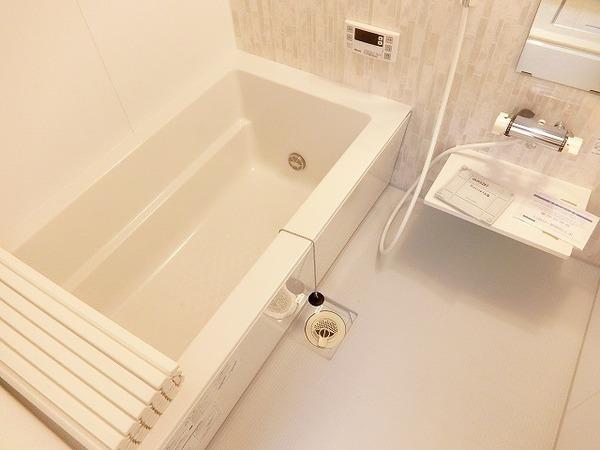 バス・シャワールーム　浴室乾燥機、追焚機能付の広々バスルーム！