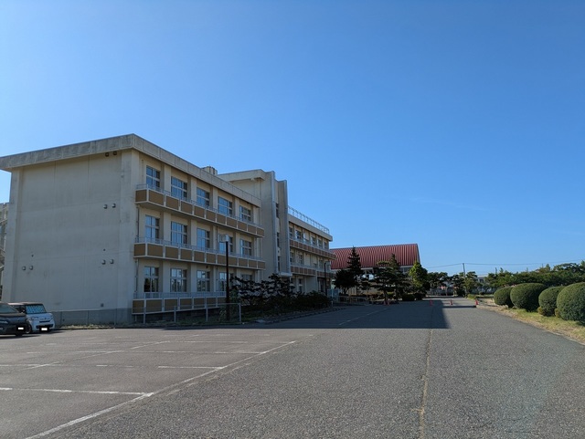 小学校　新潟市立立仏小学校（小学校）まで658m