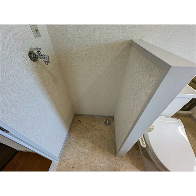 その他　洗濯機はトイレの横に置けます