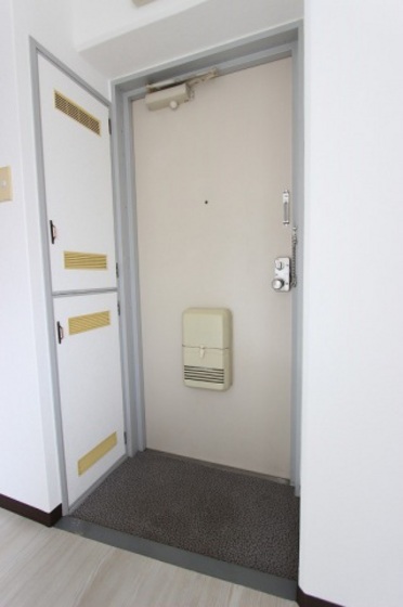 玄関　※掲載写真は同マンション別部屋参考写真となります。