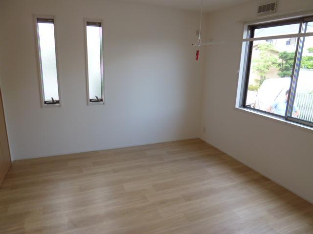 居室・リビング　２面採光の明るいお部屋です。