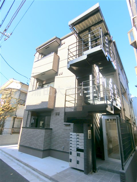 建物外観　2021年11月築　木造地上3階建て総戸数11戸インターネッ