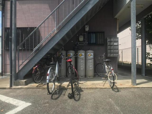 その他共有部分　【駐輪場】階段下