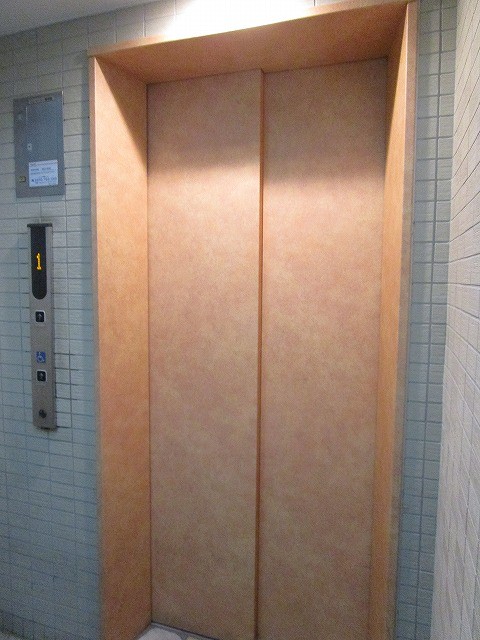 ロビー　荷物の多い時でも便利なエレベーター♪