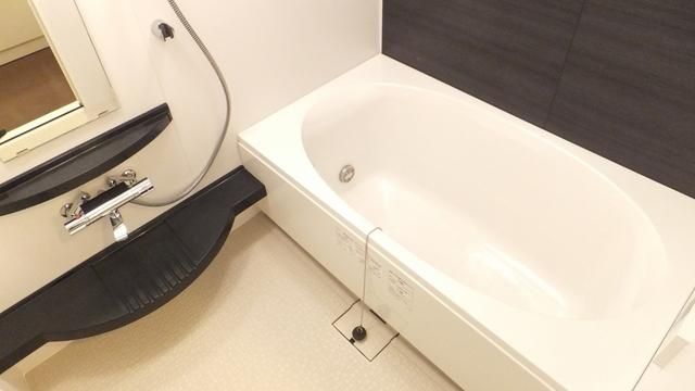 バス・シャワールーム　清潔感のあるバスルーム（追い焚き機能付き）