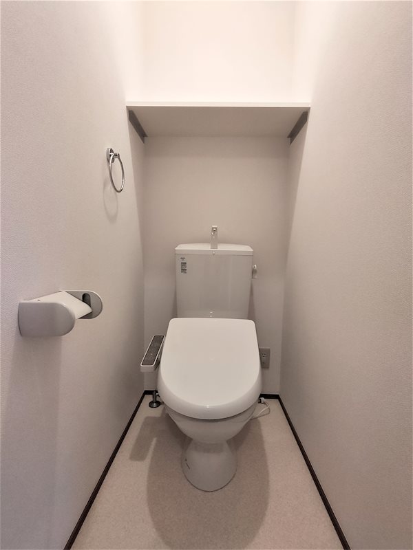 トイレ　温水洗浄便座付きのトイレです。