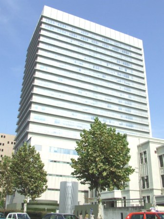 病院　東京慈恵会医科大学付属病院(本院)（病院）まで490m