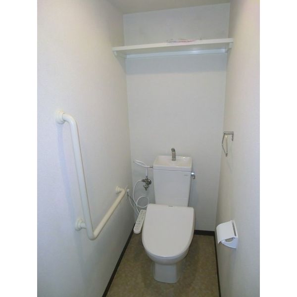 トイレ　温水洗浄便座付きのトイレです♪
