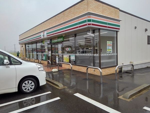 コンビニ　セブンイレブン（コンビニ）まで750m
