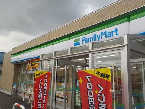 コンビニ　ファミリーマート（コンビニ）まで450m