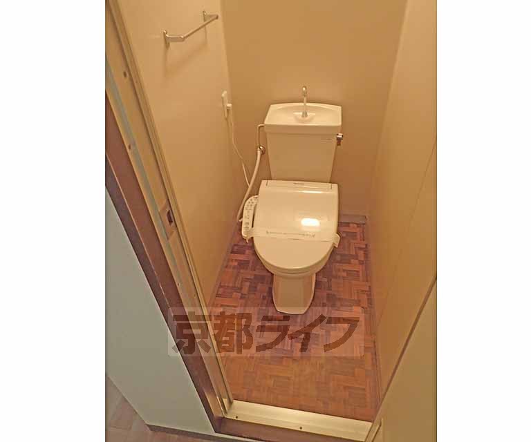トイレ　ウォシュレットつき。