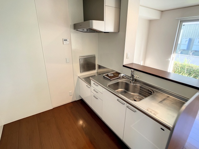 キッチン　掲載写真は同型モデルを掲載しており実際のお部屋と仕様等が異な
