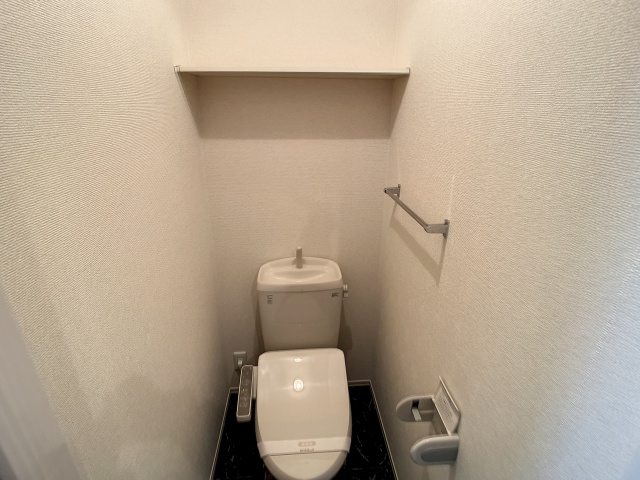 トイレ　掲載写真は同型モデルを掲載しており実際のお部屋と仕様等が異な