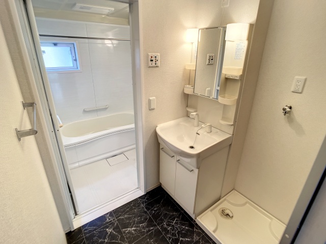 洗面設備　掲載写真は同型モデルを掲載しており実際のお部屋と仕様等が異な