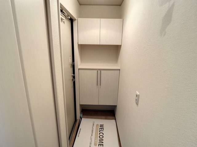 玄関　掲載写真は同型モデルを掲載しており実際のお部屋と仕様等が異な