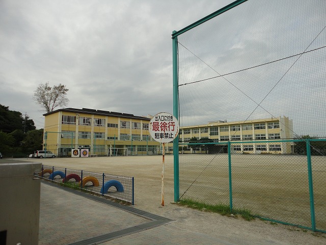 小学校　四日市市立 大矢知興譲小学校（小学校）まで877m