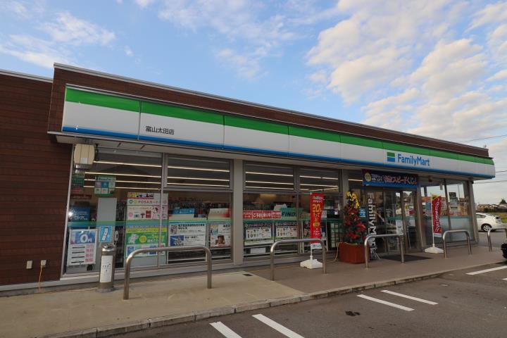 コンビニ　ファミリーマート（コンビニ）まで884m