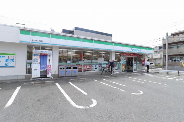 コンビニ　ファミリーマート（コンビニ）まで790m