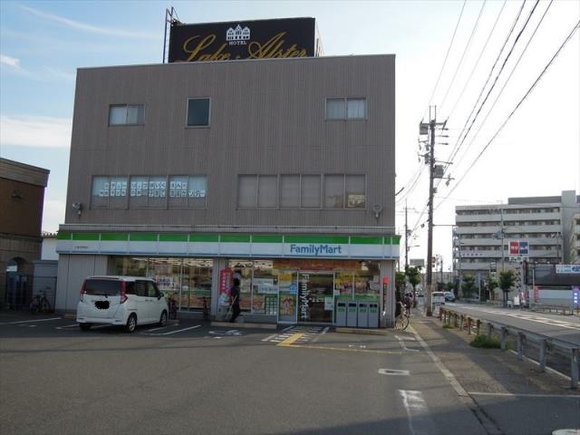 コンビニ　ファミリーマート（コンビニ）まで318m