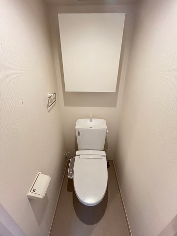 トイレ　落ち着いた色調のトイレです