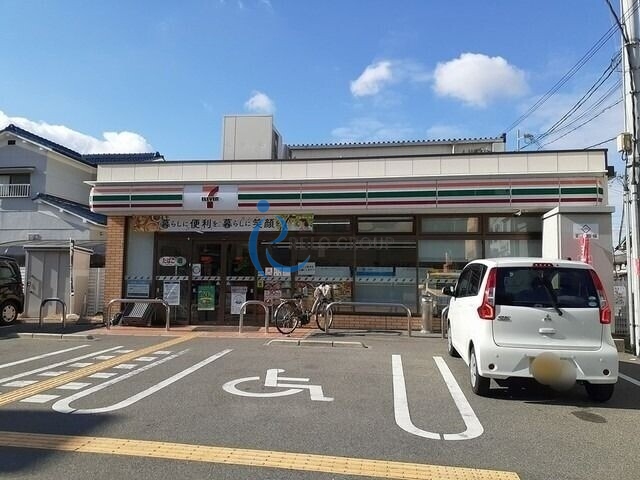 コンビニ　セブンイレブン（コンビニ）まで297m