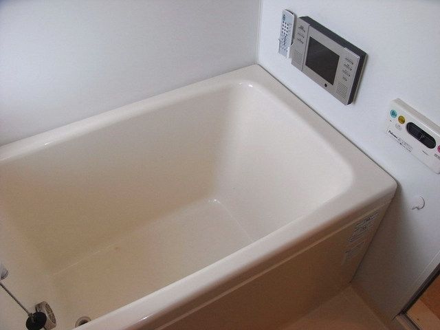 バス・シャワールーム　窓付きの明るい浴室　浴室テレビ完備
