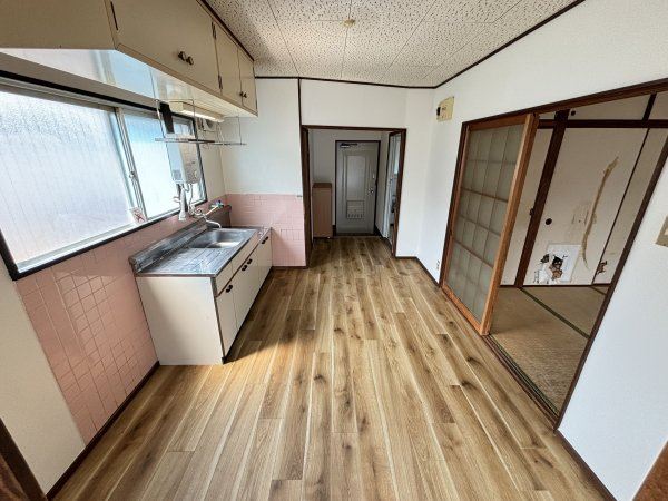 キッチン　窓がある明るいキッチン