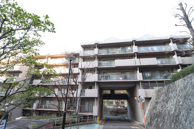建物外観　7階建てのマンションです