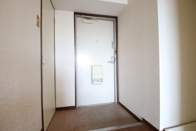 玄関　※別号室参考写真の為現状優先となります
