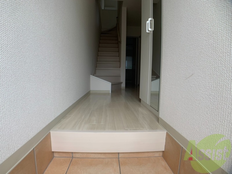 玄関　玄関から撮影しました。玄関はいると階段が廊下にあります。