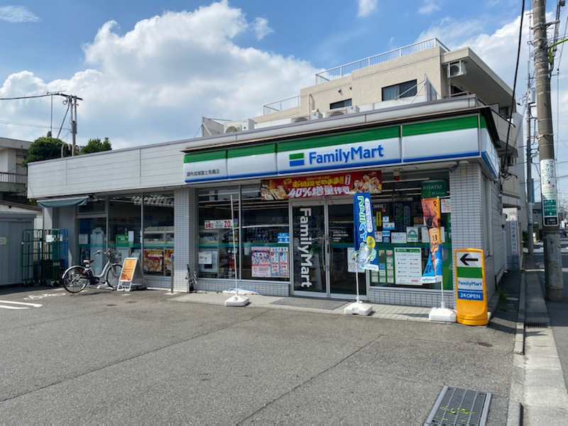コンビニ　ファミリーマート　調布成城富士見橋店（コンビニ）まで884m
